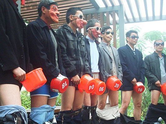 Die Wettbewerbsteilnehmer waren maskiert und mit Behältern ausgestattet. Die Wettbewerbsteilnehmer waren maskiert und mit Behältern ausgestattet.