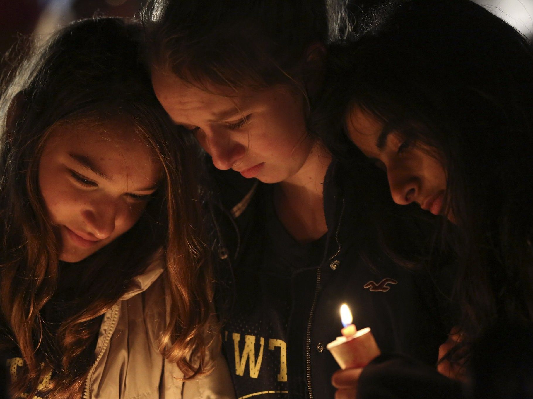 Gebete, Trauer, Entsetzen in Newtown nach schlimmstem Blutbad an einer US-Schule. Gebete, Trauer, Entsetzen in Newtown nach schlimmstem Blutbad an einer US-Schule.