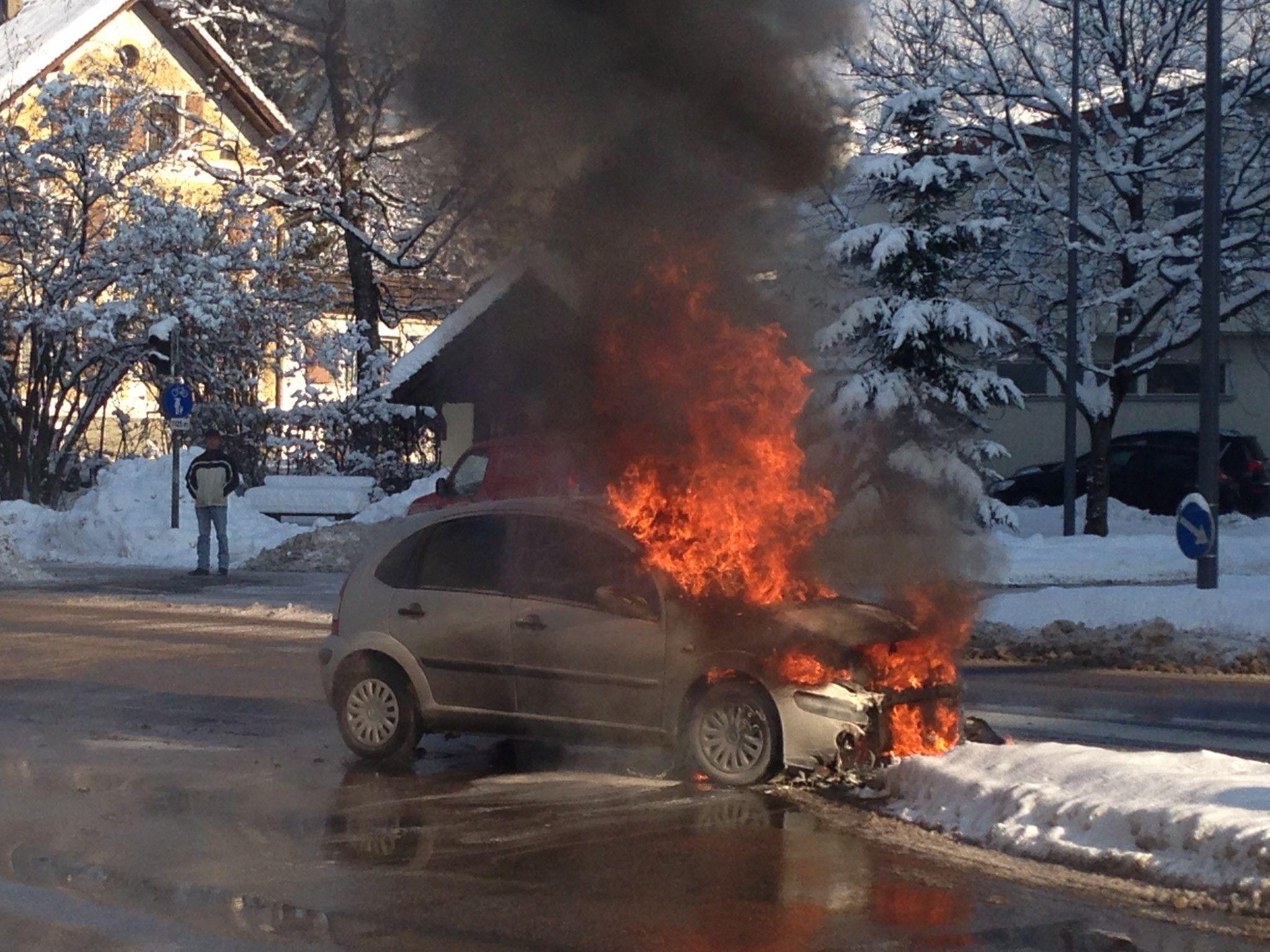 Nach einem Unfall in Dornbirn brannte der Pkw komplett aus.