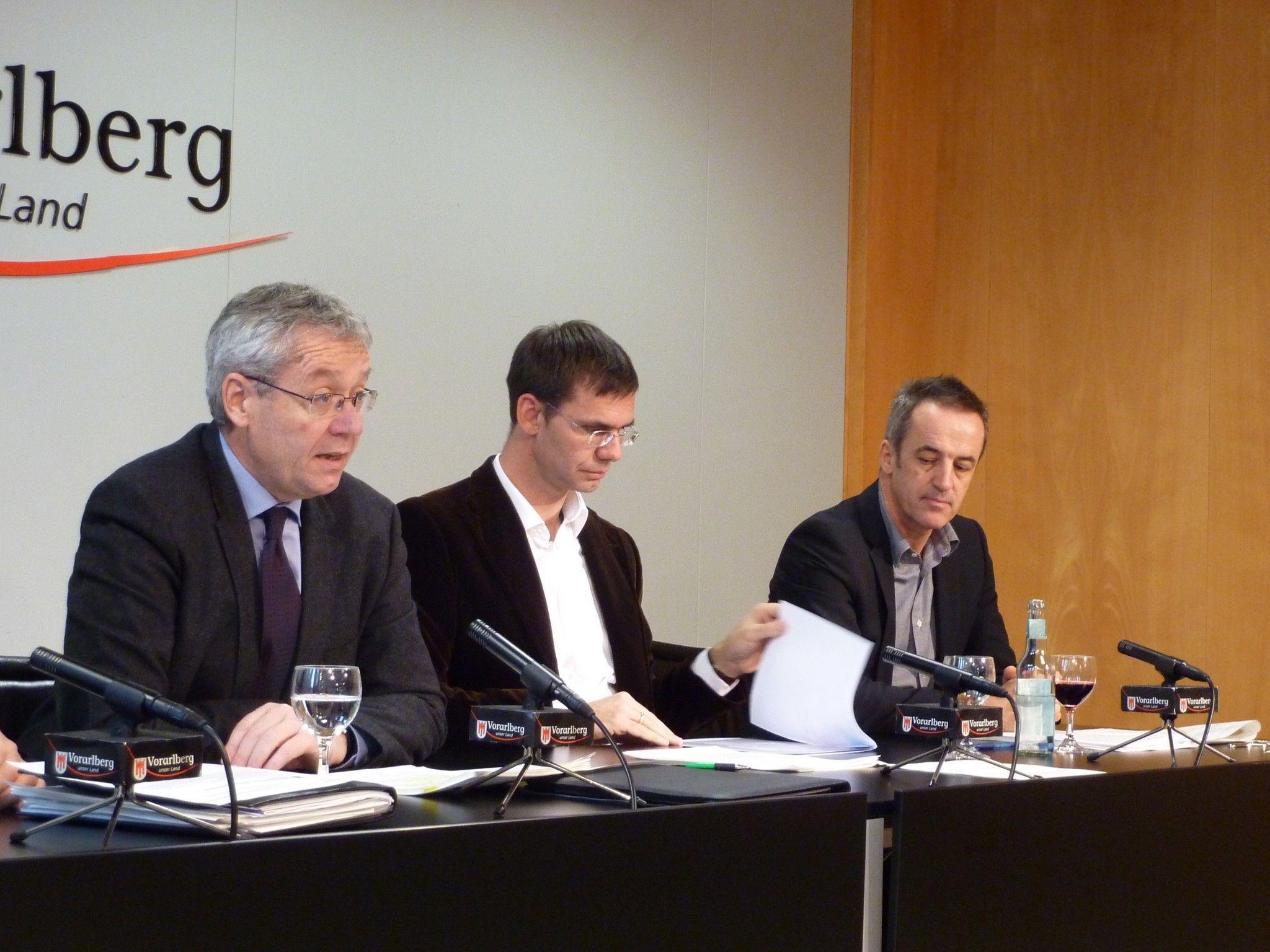 LH Wallner, LSth. Rüdisser und VOGEWOSI-Geschäftsführer Lorenz im Pressefoyer.