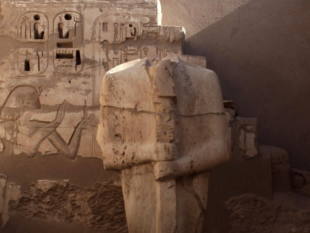 Eine Statue im Tempel Ramses III. in Luxor - Uraltes Rätsel um Pharaonenmord geklärt.