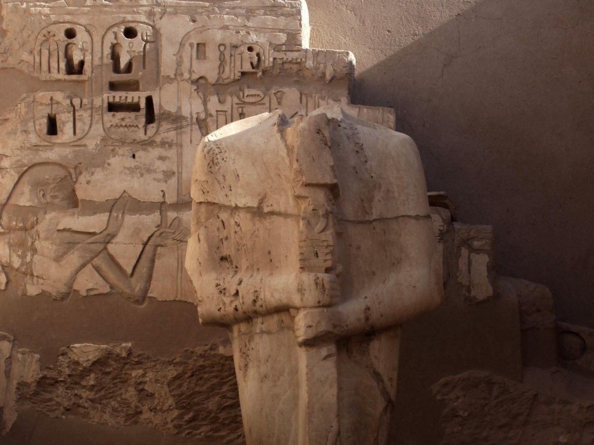 Eine Statue im Tempel Ramses III. in Luxor - Uraltes Rätsel um Pharaonenmord geklärt. Eine Statue im Tempel Ramses III. in Luxor - Uraltes Rätsel um Pharaonenmord geklärt.