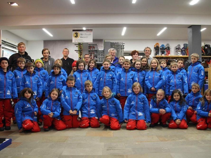 Der Alpin-Nachwuchs der Wintersportvereine Au und Schoppernau in ihrer neuen Skibekleidung und die Sponsoren. Der Alpin-Nachwuchs der Wintersportvereine Au und Schoppernau in ihrer neuen Skibekleidung und die Sponsoren.