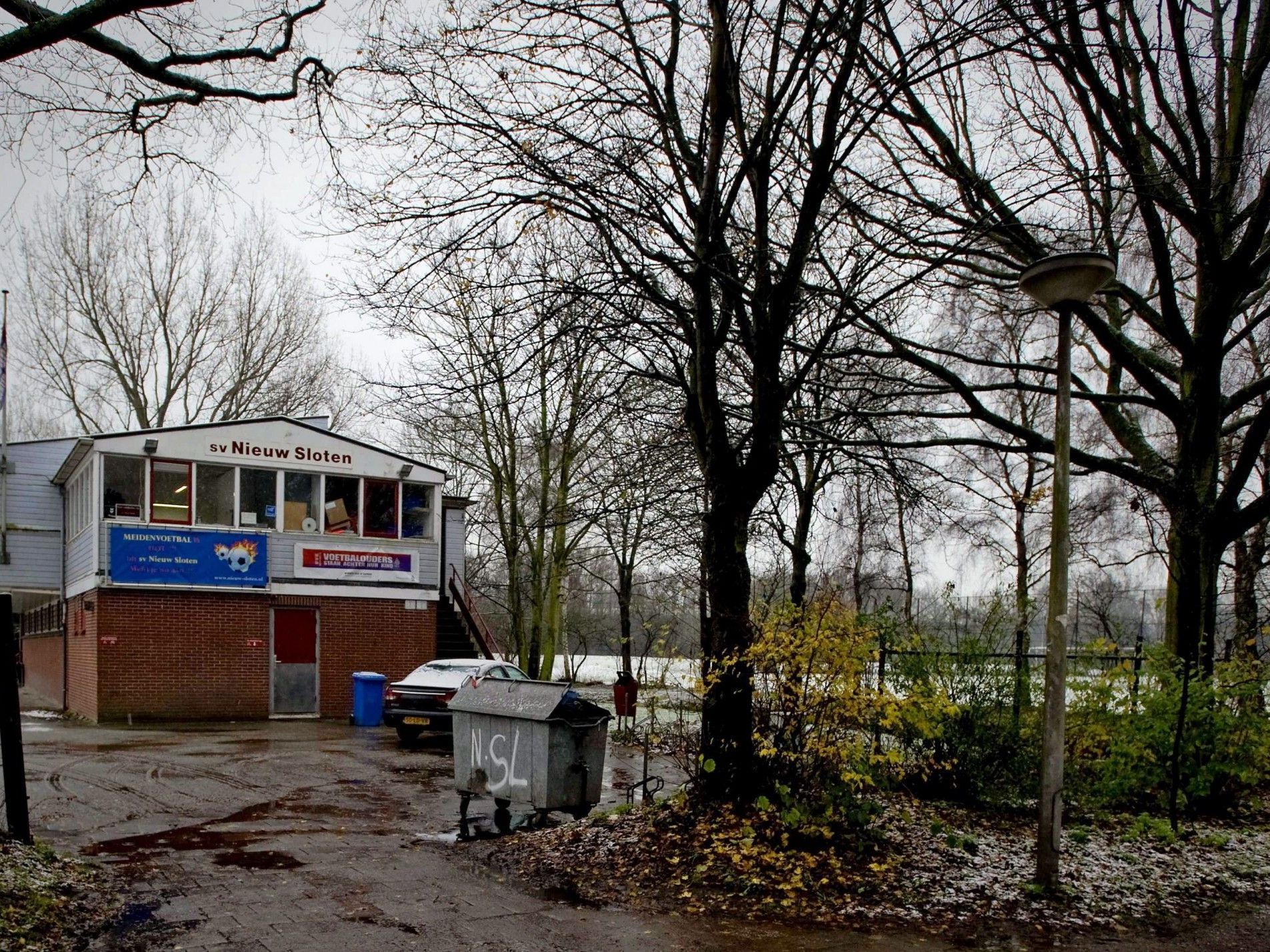 Drei Jugendspieler des SV Nieuw Sloten hatten einen einen ehrenamtlichen Linienrichter angegriffen, geschlagen und getreten. Drei Jugendspieler des SV Nieuw Sloten hatten einen einen ehrenamtlichen Linienrichter angegriffen, geschlagen und getreten.