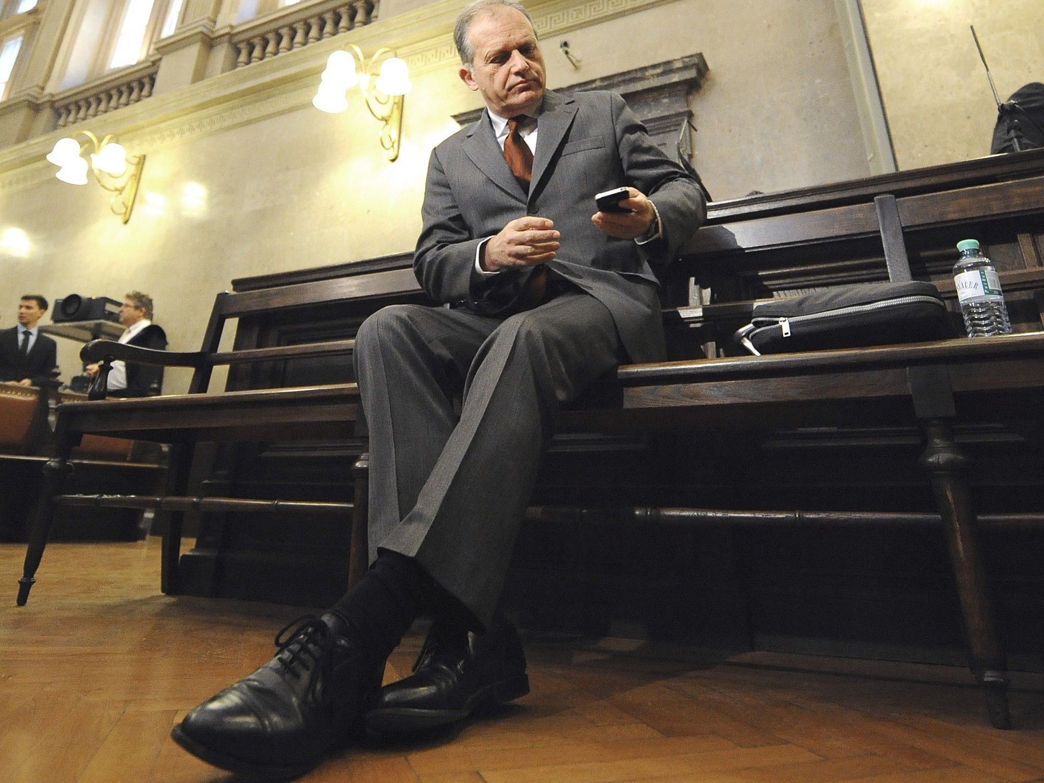 Reporter widersprechen Aussage, wonach sie verhüllt hätten aussagen wollen. Reporter widersprechen Aussage, wonach sie verhüllt hätten aussagen wollen.