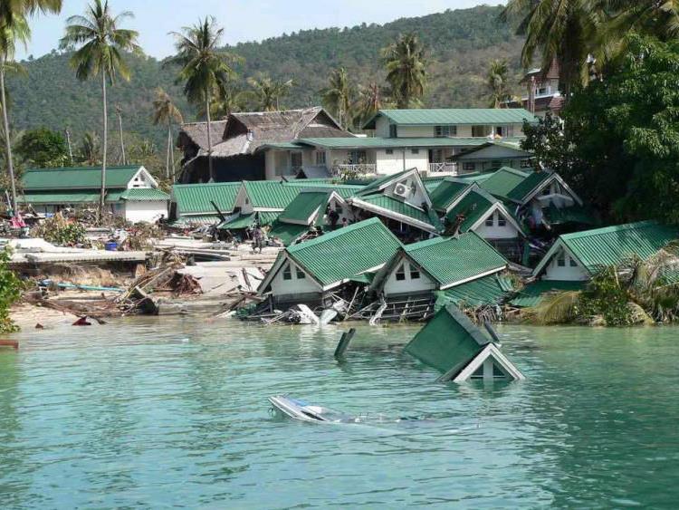 Verherender Tsunami im Jahr 2004 in Thailand
