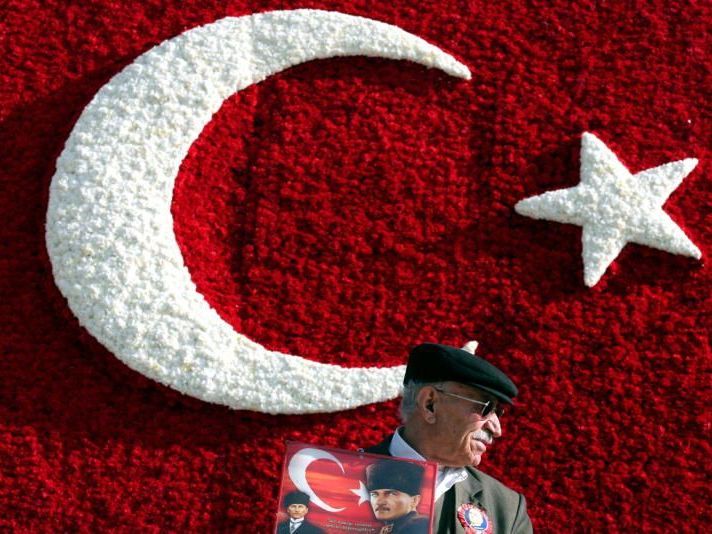 Gewalt gegenüber Frauen durch den Partner stehen derzeit im Mittelpunkt der türkischen Politik. Gewalt gegenüber Frauen durch den Partner stehen derzeit im Mittelpunkt der türkischen Politik.