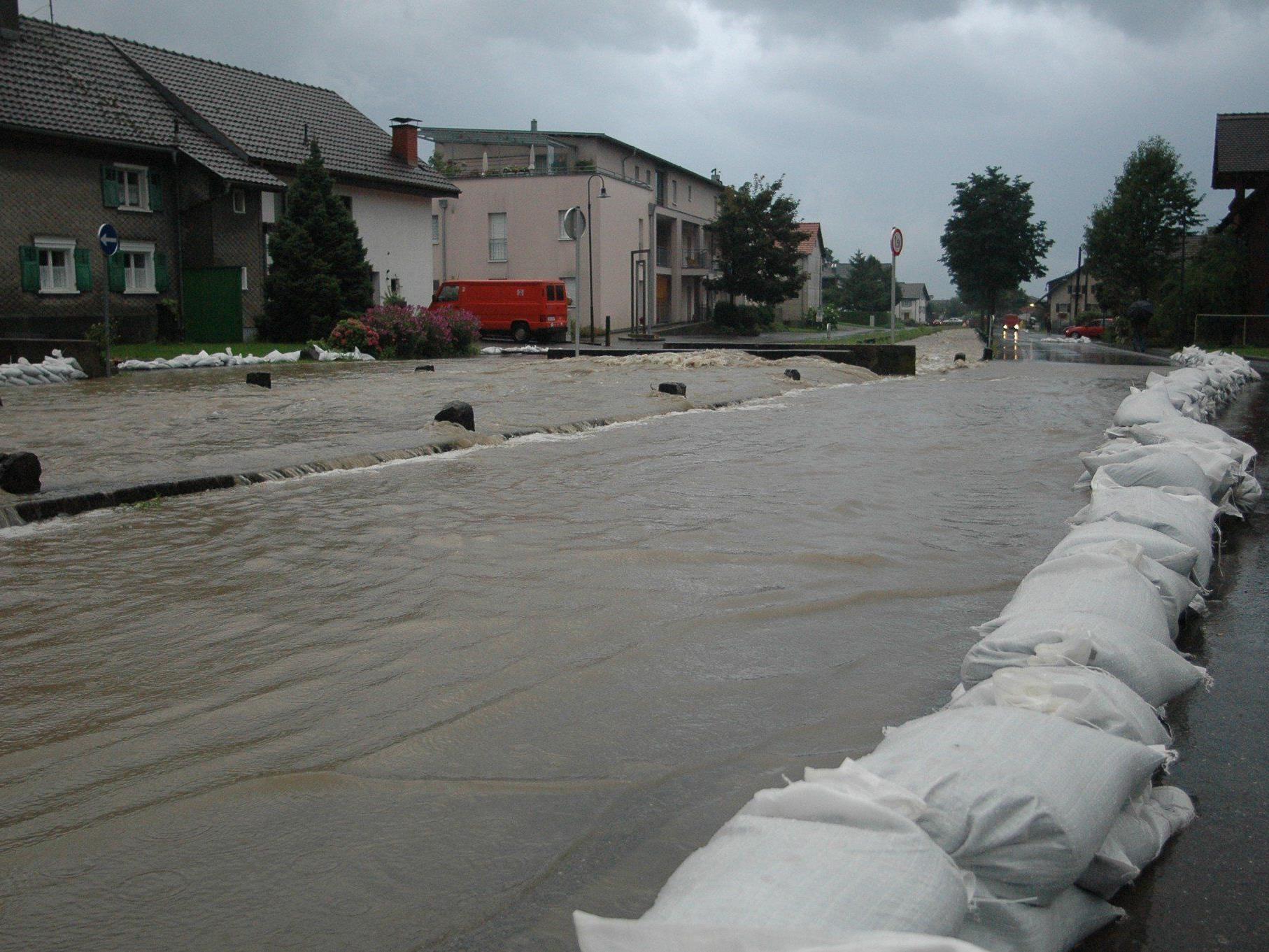 Hochwasser 2005: Überschwemmungen wie hier in Feldkirch-Altenstadt sollen durch den Gefahrenzonenplan vermieden werden