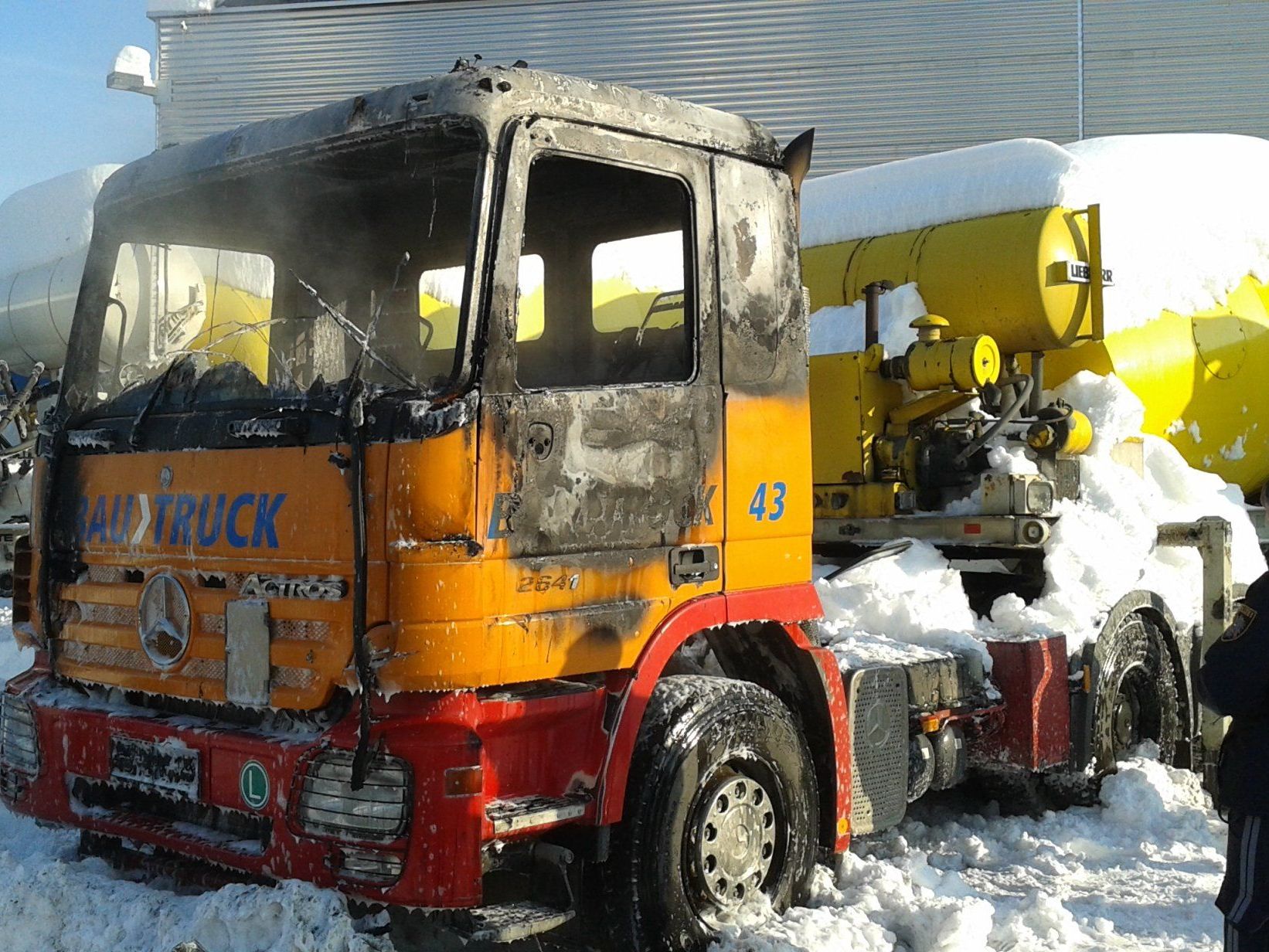 Der ausgebrannte Lkw ist ein Totalschaden. Der ausgebrannte Lkw ist ein Totalschaden.
