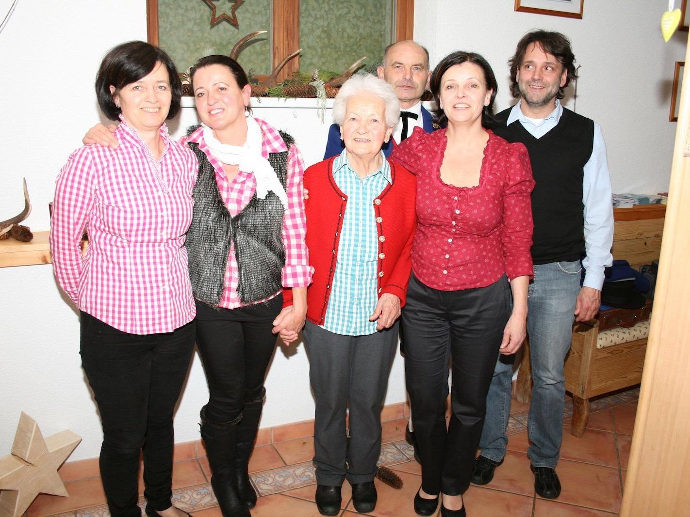 Die Jubilarin mit ihren Töchtern (v.l.) Maria, Gabriele und Barbara sowie Kapellmeister Alfons Melmer und Bürgermeister Thomas Zudrell