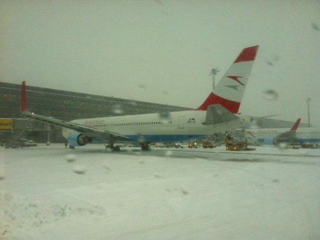 Auch am Flughafen Wien-Schwechat kommt es wegen starken Schneefällen zu Verzögerungen.