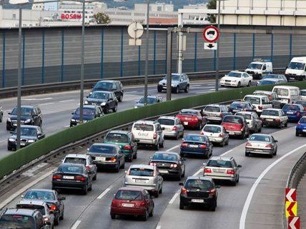 Stau auf A23: Lkw blieb liegen Stau auf A23: Lkw blieb liegen