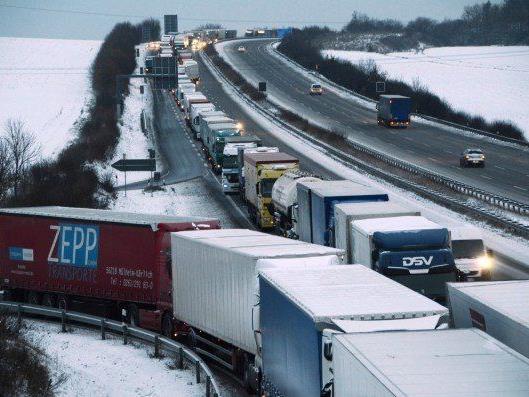 15 Kilometer Stau auf A4: Autobahn musste am Donnerstag gesperrt werden
