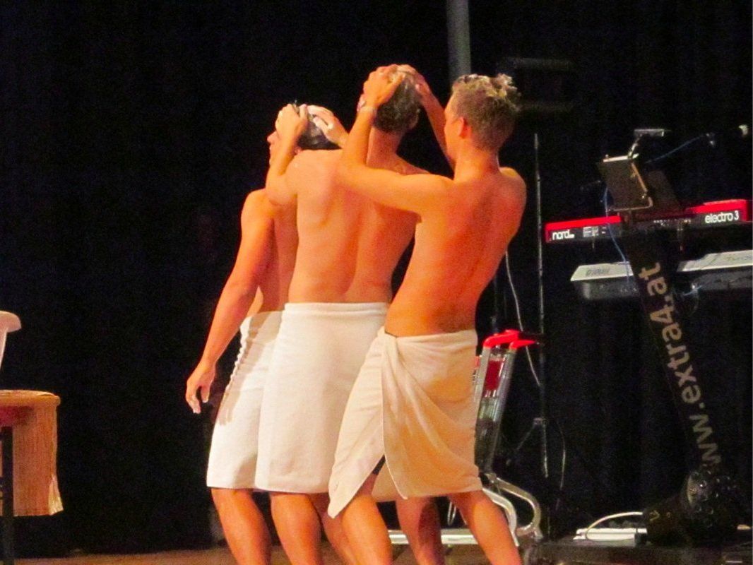 Drei Jungs von der Kampfmannschaft sorgten für eine unvergesslich spektakuläre Showeinlage Drei Jungs von der Kampfmannschaft sorgten für eine unvergesslich spektakuläre Showeinlage