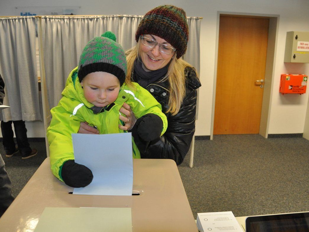 Die kleine Harder Wahlhelferin freute sich, den Stimmzettel für Mama einzuwerfen. Die kleine Harder Wahlhelferin freute sich, den Stimmzettel für Mama einzuwerfen.