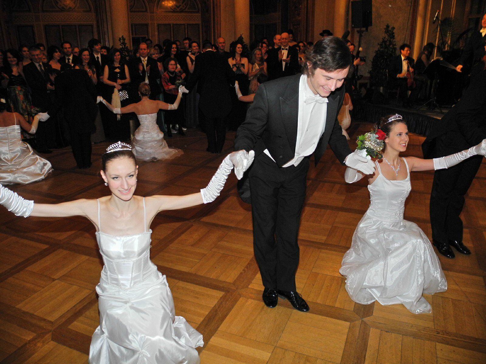 Debütanten der Tanzschule Elmayer eröffneten den Ball der Vorarlberger in Wien mit einer Polonaise Debütanten der Tanzschule Elmayer eröffneten den Ball der Vorarlberger in Wien mit einer Polonaise