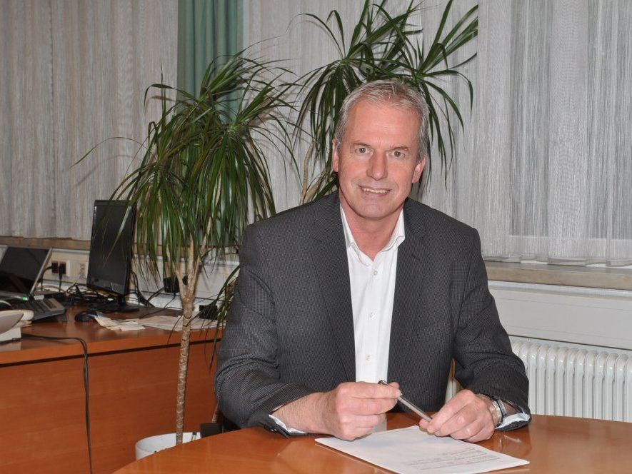 „Durch einen sparsamen und zielgerechten Budgetvollzug kann das gesetzte Ziel, 2013 keine Nettoneuverschuldung zu erreichen, erlangt werden“, Bgm. Gottfried Brändle. „Durch einen sparsamen und zielgerechten Budgetvollzug kann das gesetzte Ziel, 2013 keine Nettoneuverschuldung zu erreichen, erlangt werden“, Bgm. Gottfried Brändle.