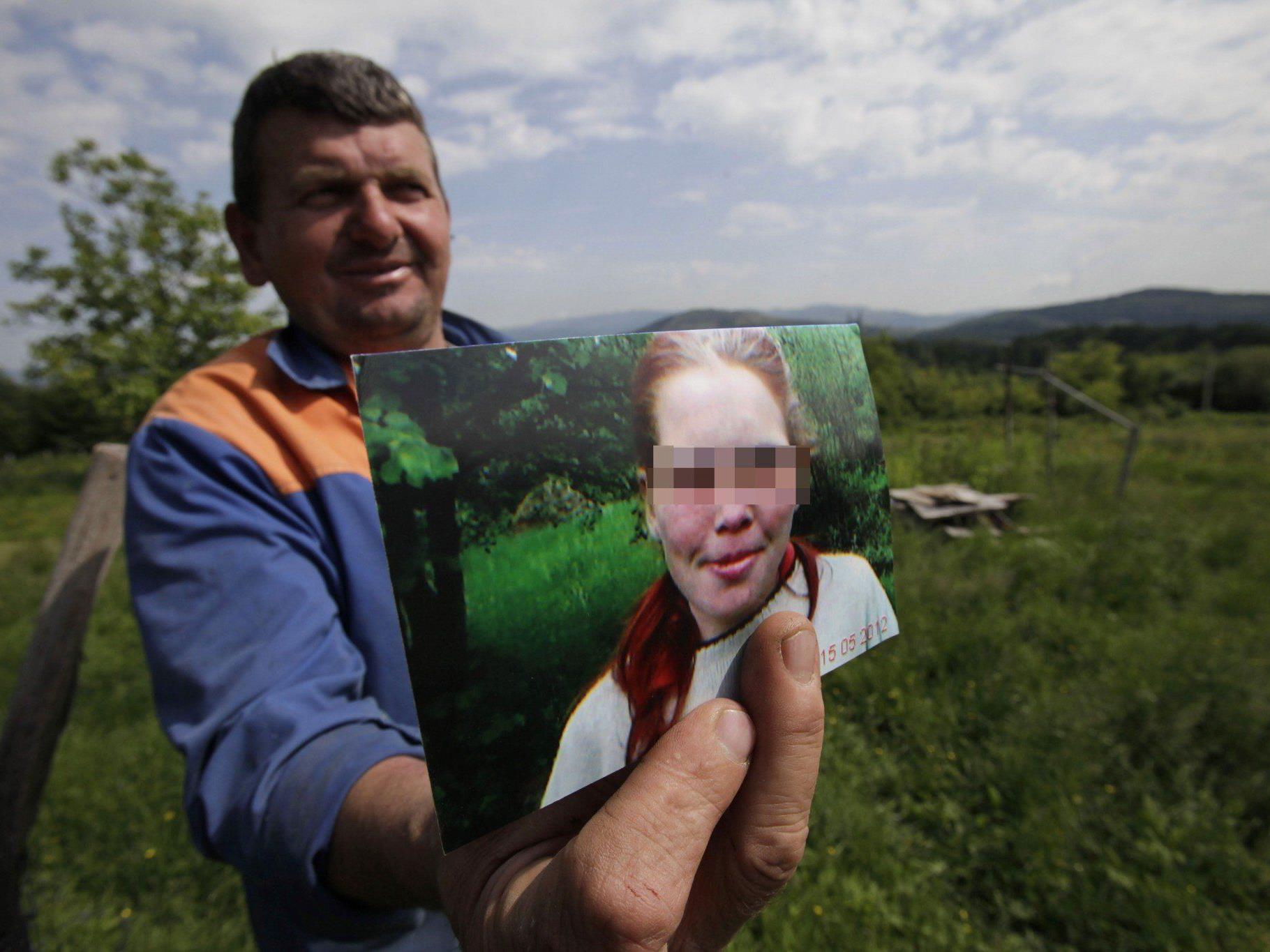 Bettina S. war im Mai 2012 von der Polizei aus ihrer Gefangenschaft im Dorf Karavlasi in der Nähe der nordostbosnischen Stadt Tuzla befreit worden.
