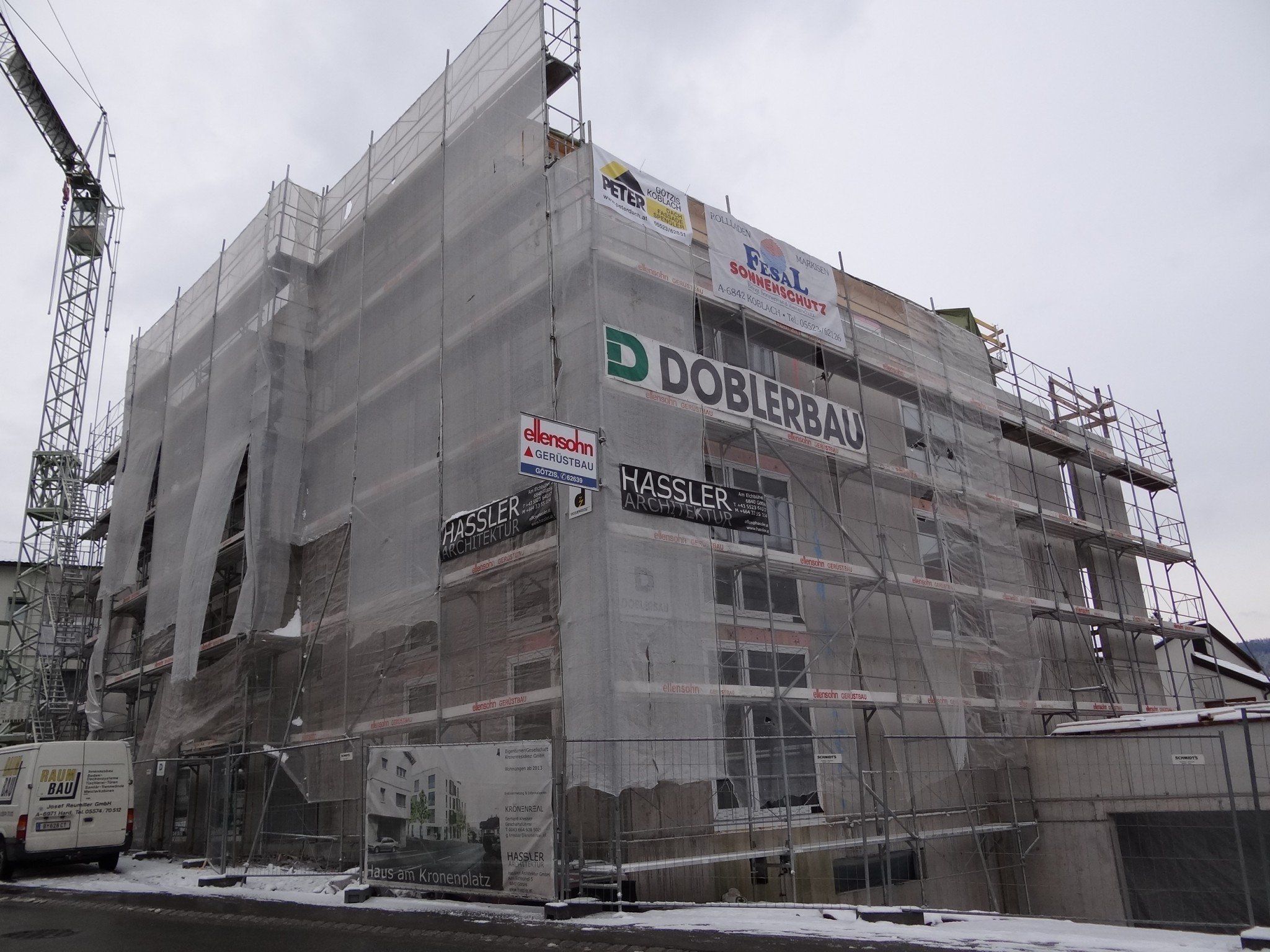 Das Haus am Kronenplatz ist noch verhüllt. Teilweise sind schon die Fenstern eingebaut - die Innnenarbeiten sind voll im Gange. Das Haus am Kronenplatz ist noch verhüllt. Teilweise sind schon die Fenstern eingebaut - die Innnenarbeiten sind voll im Gange.