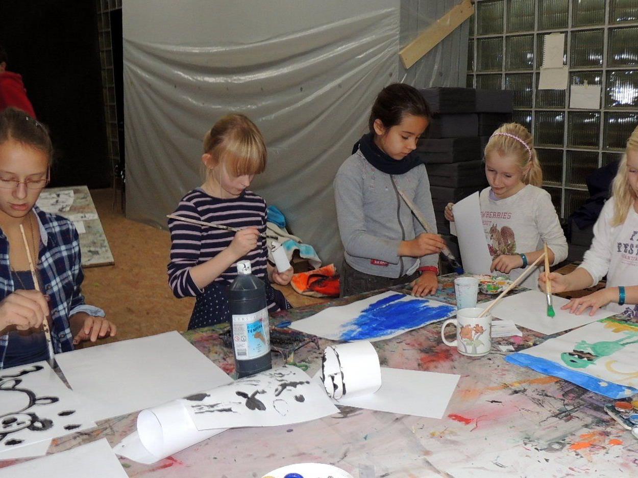 Kinder und Jugendliche treffen sich zur kreativen Betätigung im Kunsthaus
