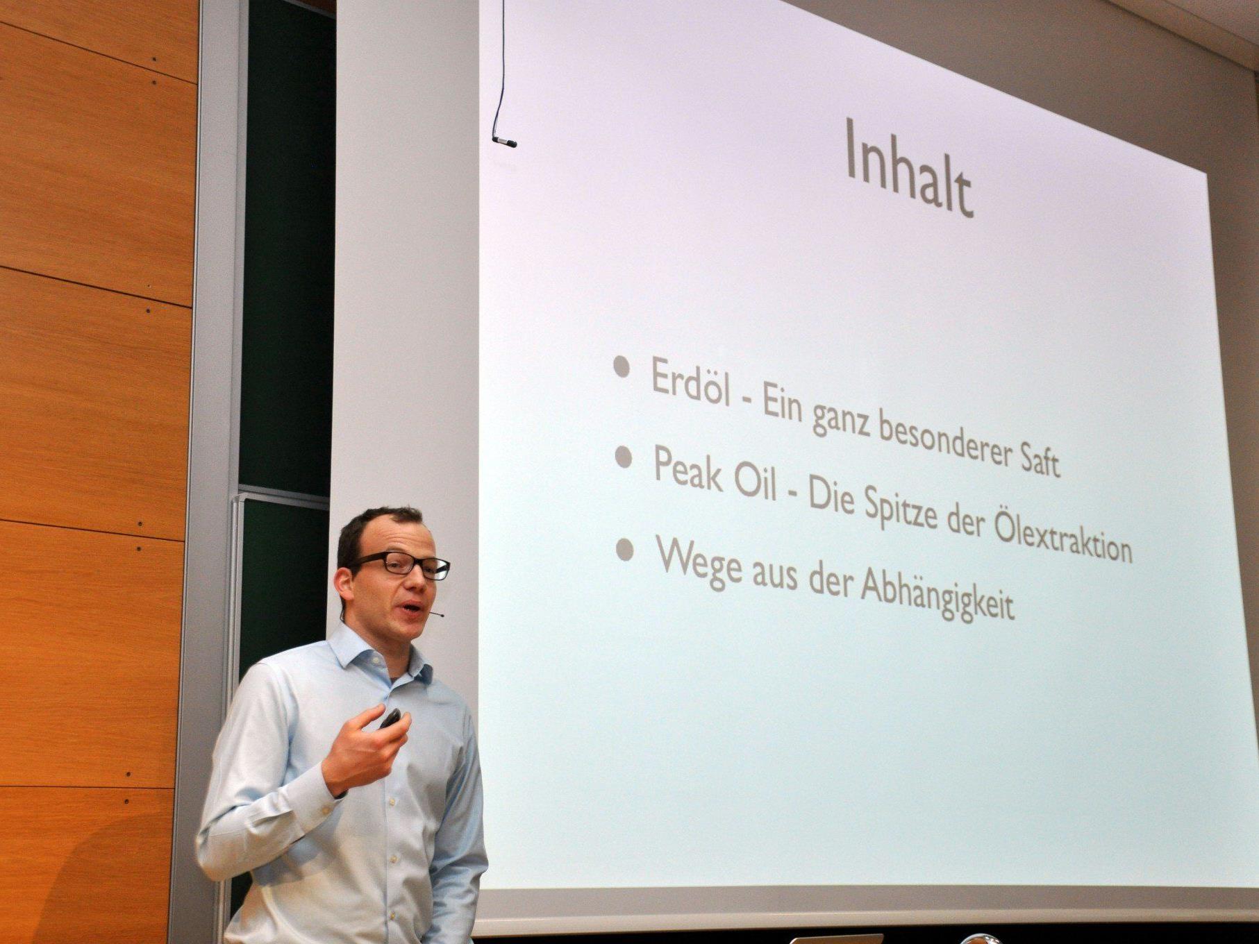Prof. (FH) Dr. Jörg Petrasch präsentierte den Jugendlichen Auswege aus der Erdölabhängigkeit.