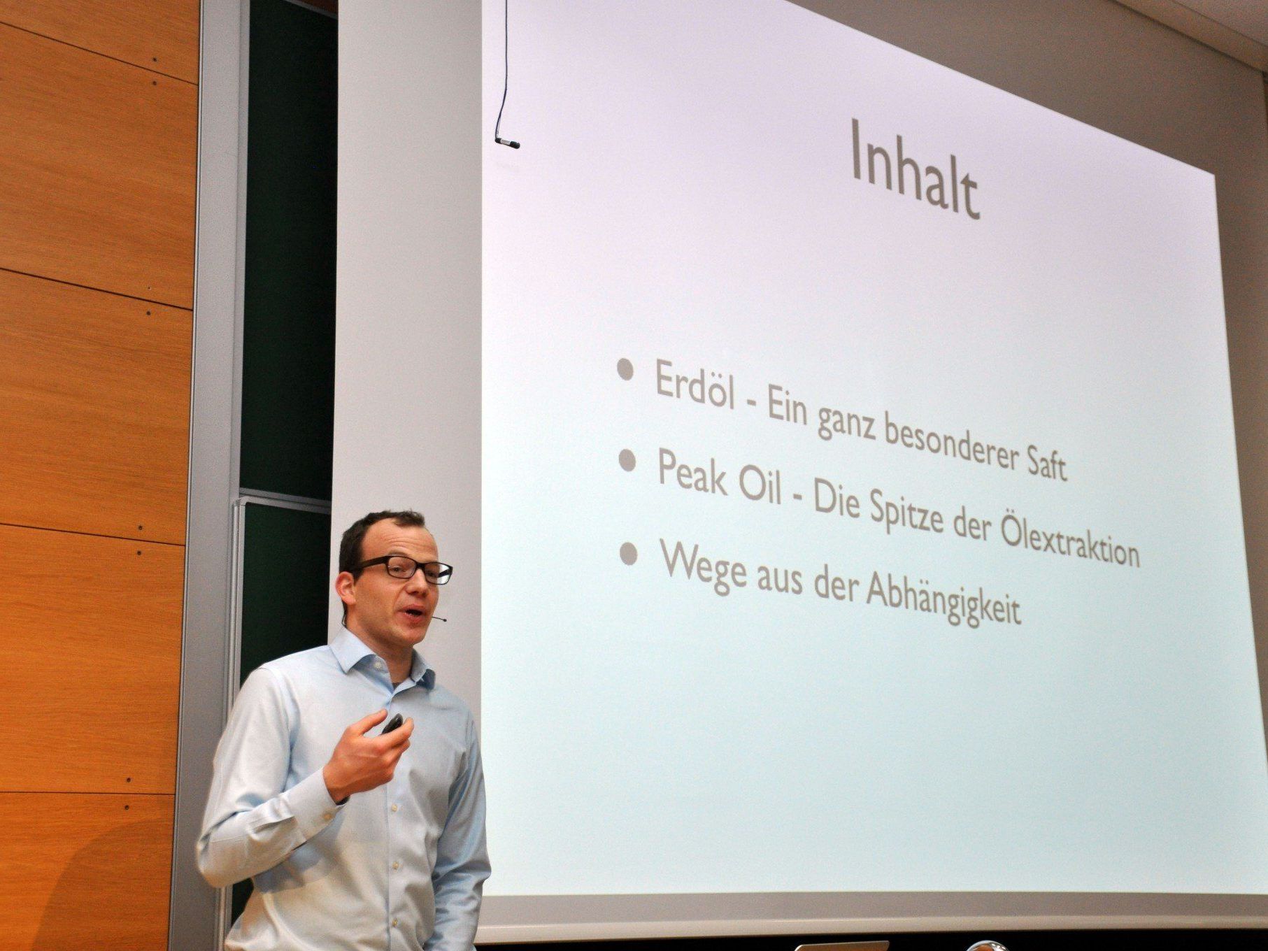 Prof. (FH) Dr. Jörg Petrasch präsentierte den Jugendlichen Auswege aus der Erdölabhängigkeit. Prof. (FH) Dr. Jörg Petrasch präsentierte den Jugendlichen Auswege aus der Erdölabhängigkeit.