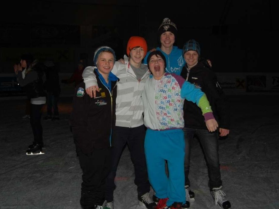 Die Eisdisco lockte hunderte Besucher in den Aktivpark. Die Eisdisco lockte hunderte Besucher in den Aktivpark.