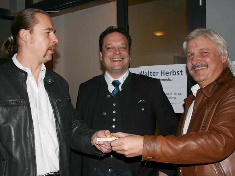 Mit dem Schlüssel überreichten Bgm. Bischof (Mitte) und sein Vize Karl Türtscher Dr. Herbst auch „a Päckle Jasskarta“. Mit dem Schlüssel überreichten Bgm. Bischof (Mitte) und sein Vize Karl Türtscher Dr. Herbst auch „a Päckle Jasskarta“.