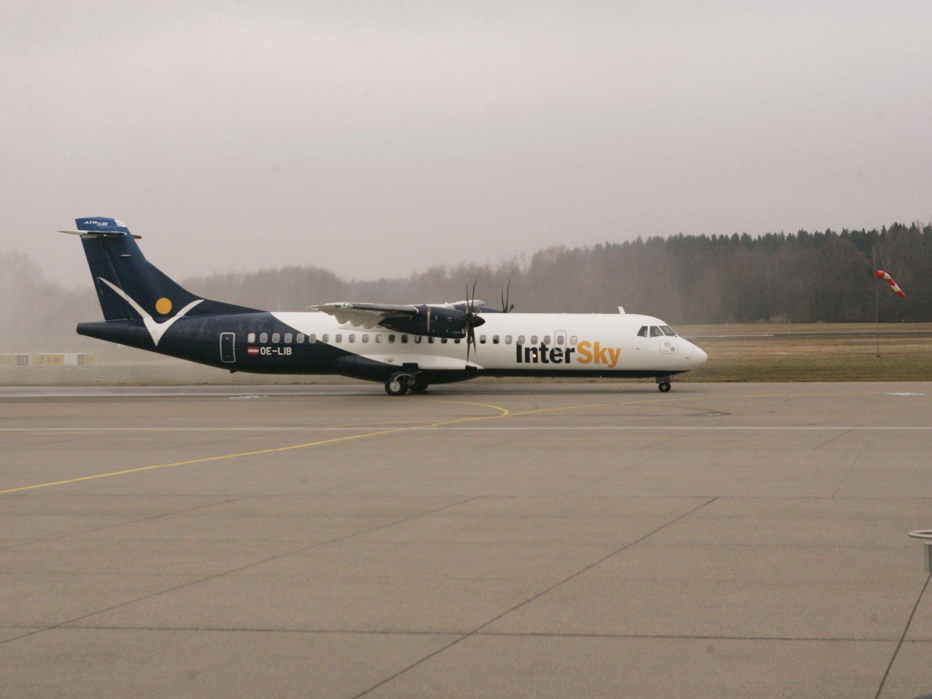 Die erste von zwei neuen Maschinen rollte zum ersten Mal über das Friedrichshafener Flugfeld.