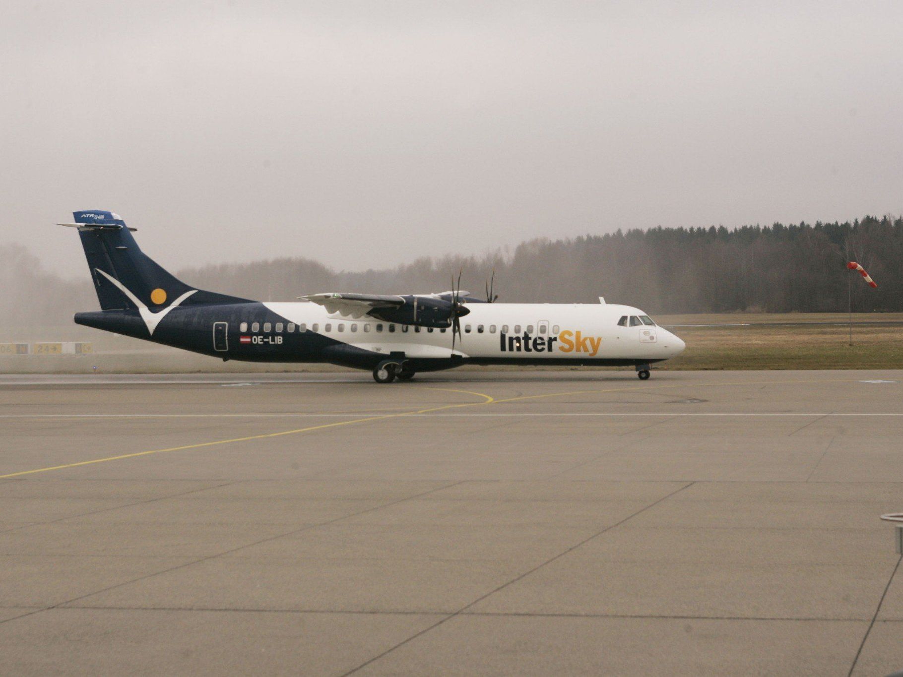 Die erste von zwei neuen Maschinen rollte zum ersten Mal über das Friedrichshafener Flugfeld. Die erste von zwei neuen Maschinen rollte zum ersten Mal über das Friedrichshafener Flugfeld.