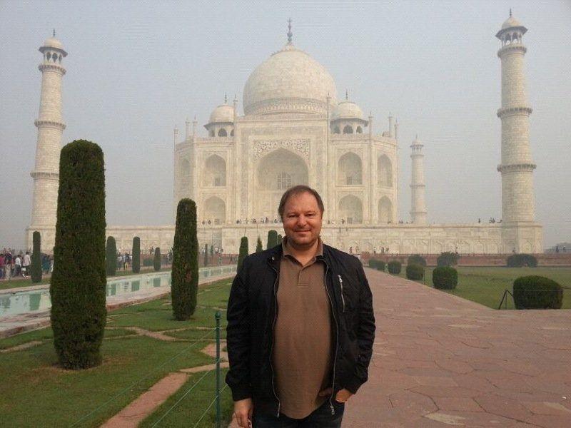 Günter Güggi Palaoro vor dem weltberühmten Taj Mahal in Agra.