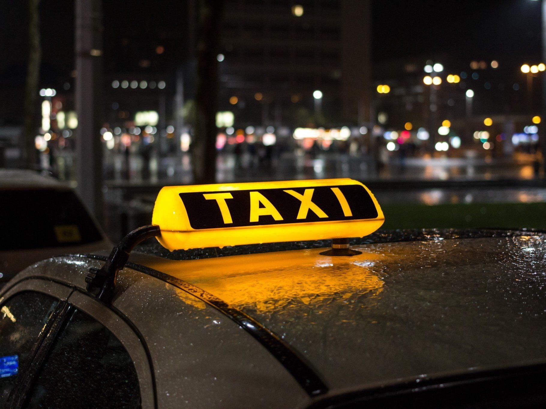 Der verurteilte Taxler wollte wissen, ob Fahrer gegen die Taxitarifordnung verstoßen.