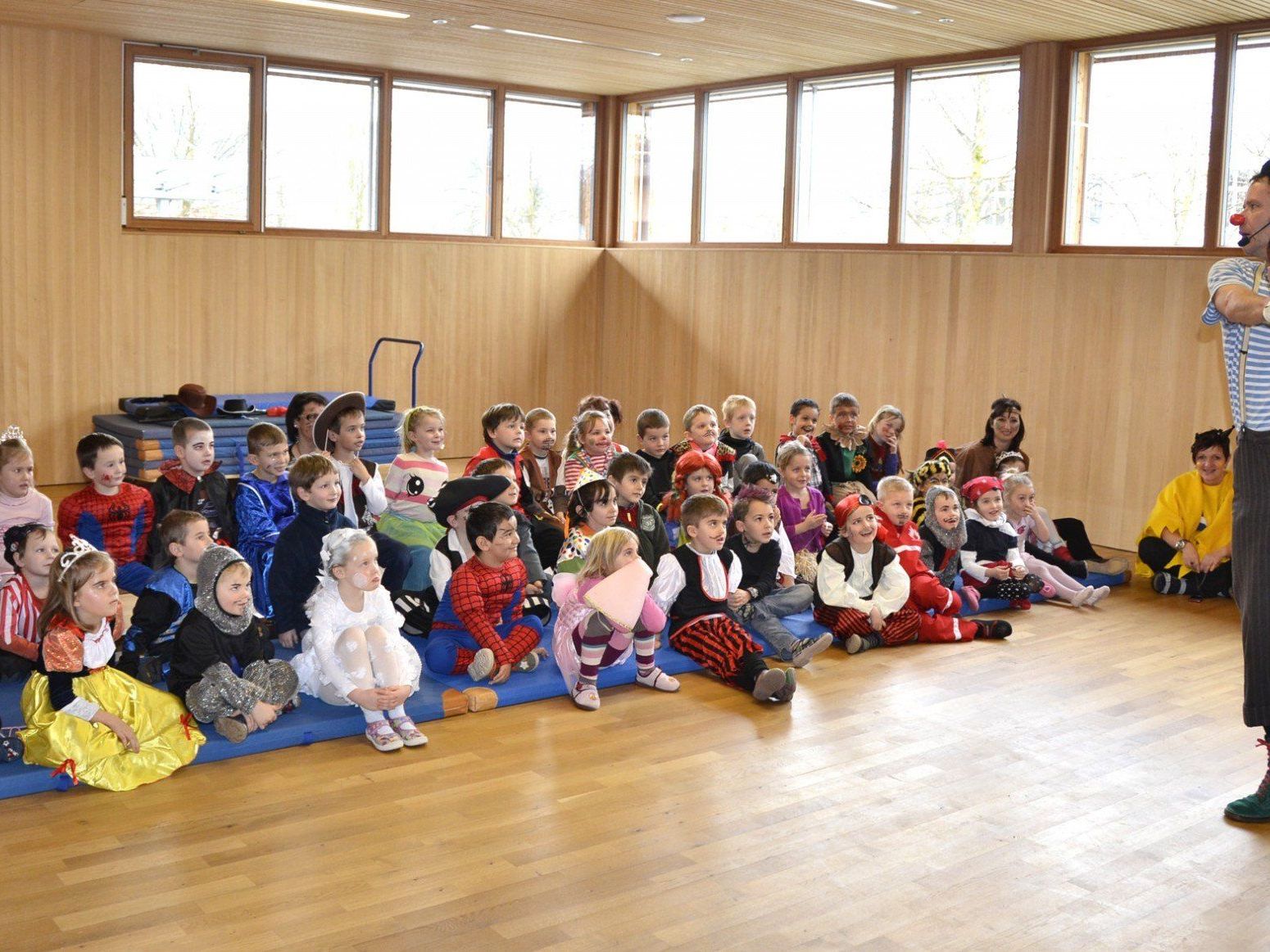 Clown Dido feiert mit den Meininger Kindergärtlern Fasching. Clown Dido feiert mit den Meininger Kindergärtlern Fasching.