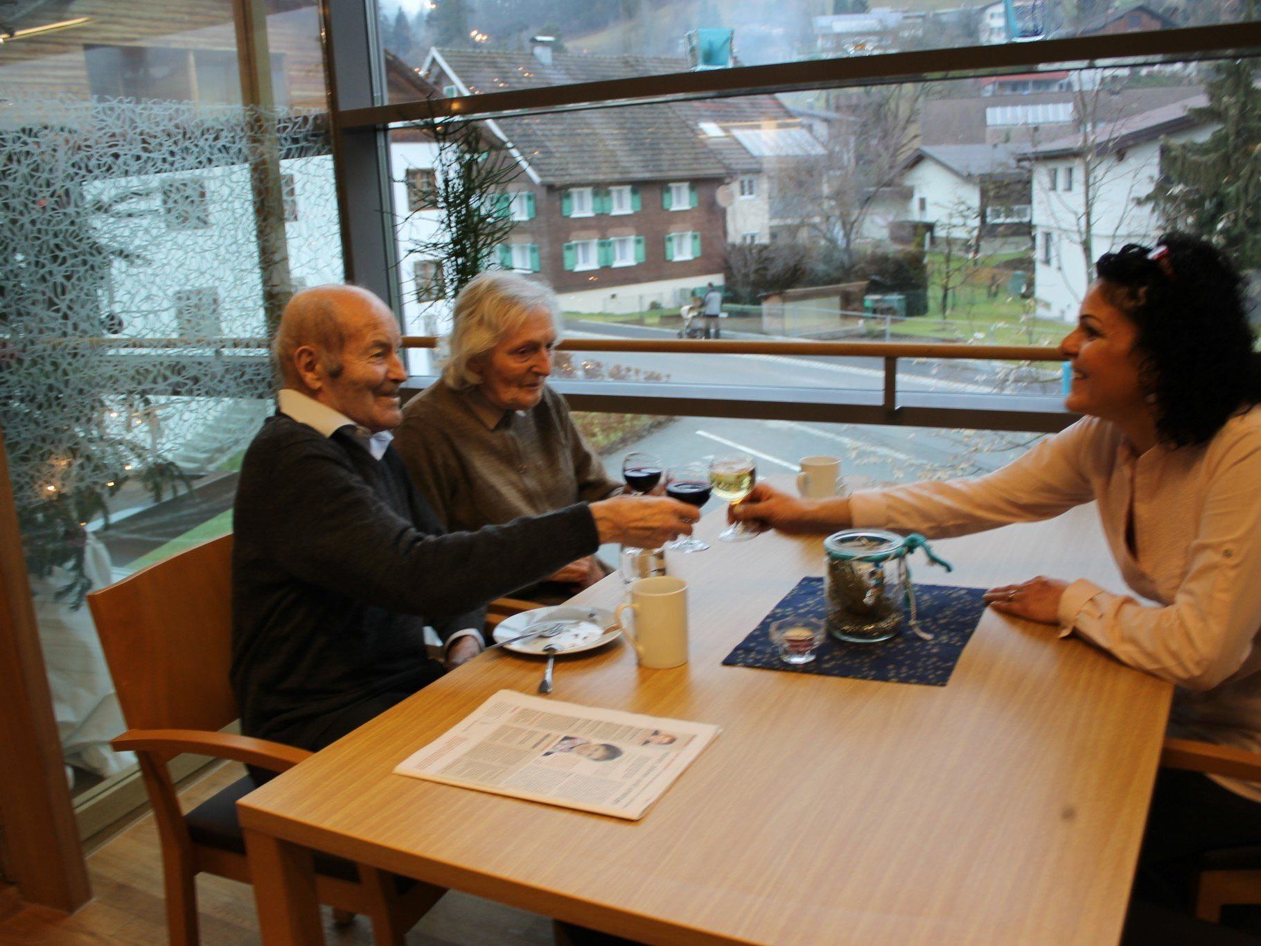 Gerne wurde mit den Bewohnern angestoßen Gerne wurde mit den Bewohnern angestoßen