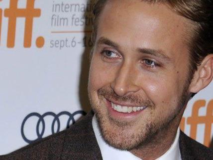Ryan Gosling entspannt beim Stricken Ryan Gosling entspannt beim Stricken