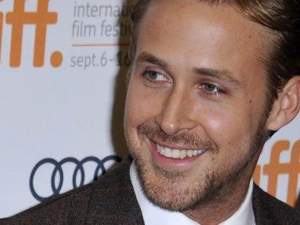 Ryan Gosling entspannt beim Stricken