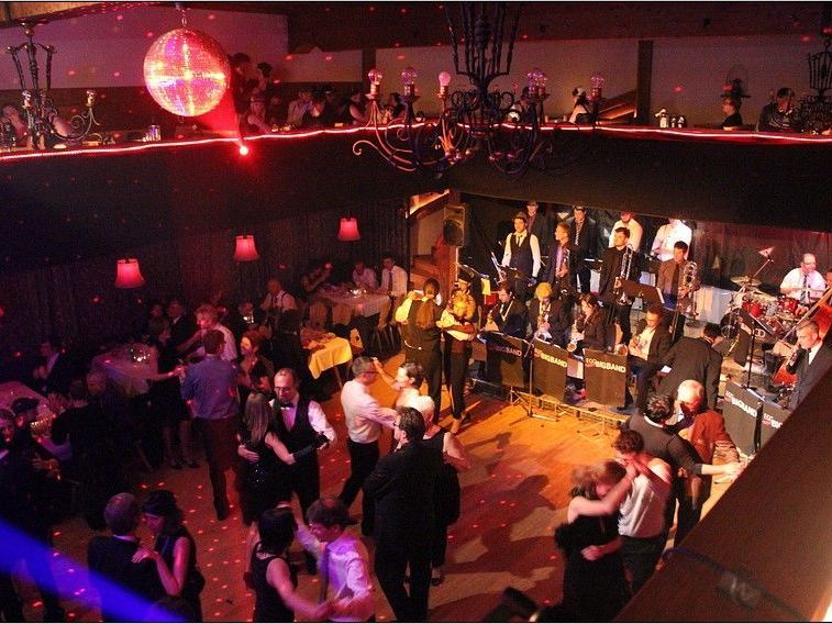 Ballgeschehen von der Galerie aus gesehen Ballgeschehen von der Galerie aus gesehen