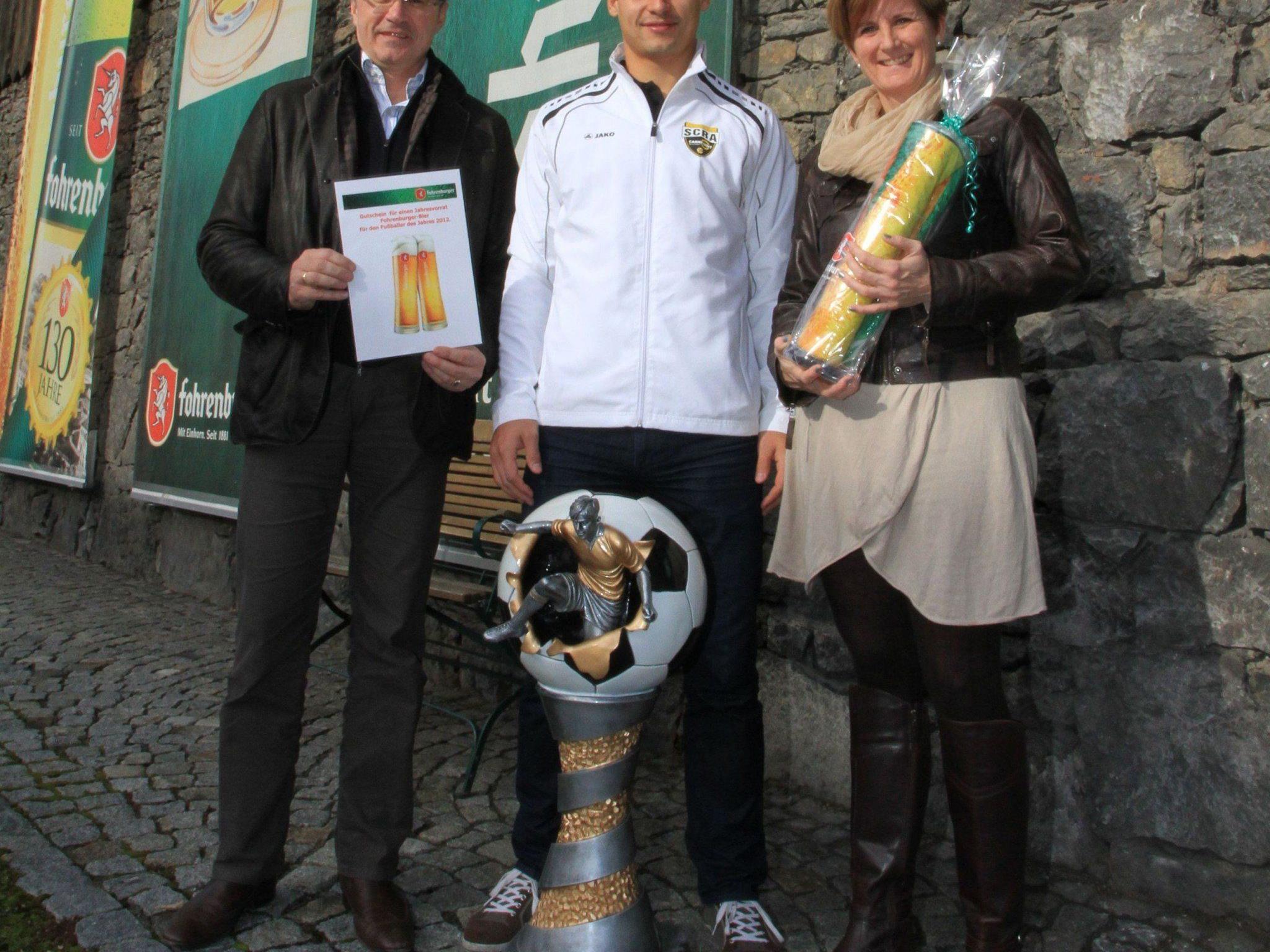 GF Hans Steiner, Sabine Treimel gratulierten Martin Kobras zum Triplesieg Fußballer des Jahres.