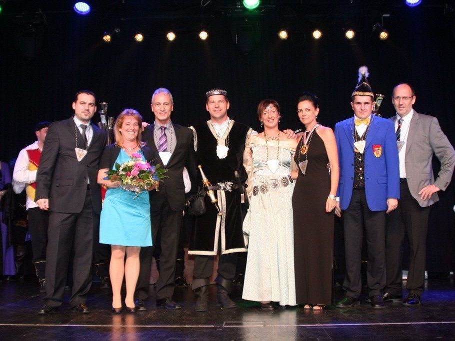 Prinz Joachim und Prinzessin Bianca mit den neuen Ordensträgern Prinz Joachim und Prinzessin Bianca mit den neuen Ordensträgern