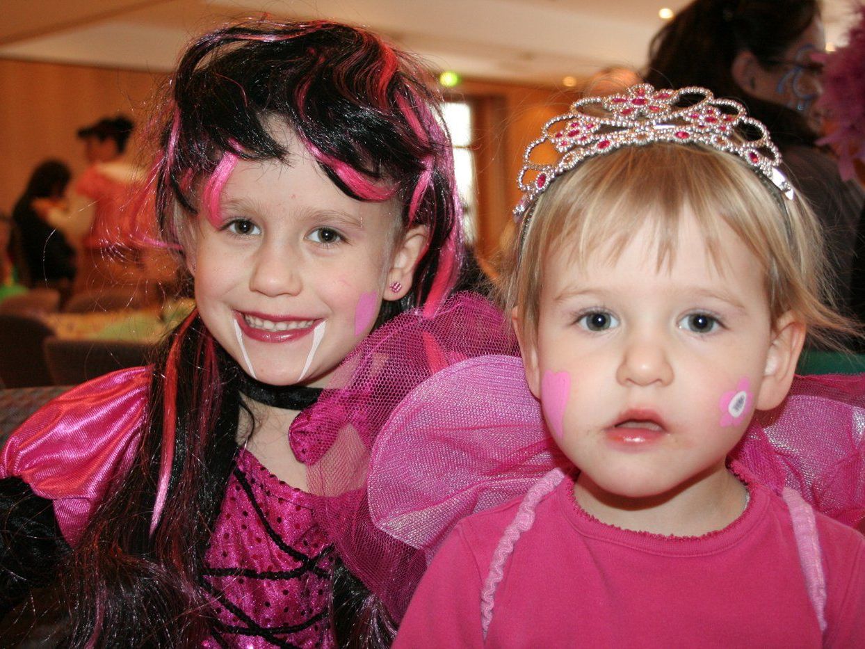 Pink ist auch im Fasching die Lieblingsfarbe von Aileen und Jolene. Pink ist auch im Fasching die Lieblingsfarbe von Aileen und Jolene.