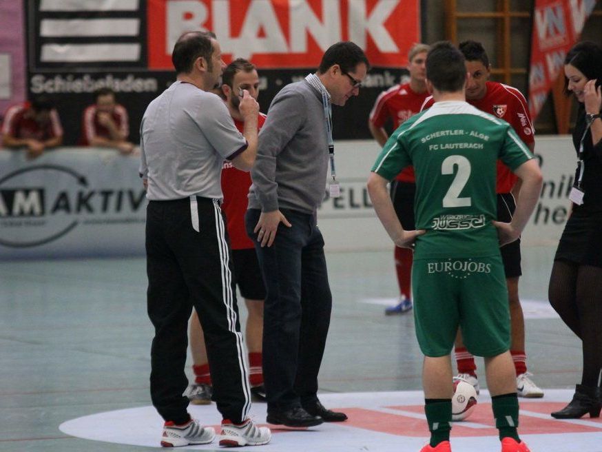 Den Ankick nahm der Hauptsponsor Sparkasse vor - danach rollte das runde Leder auf dem Parkett. Den Ankick nahm der Hauptsponsor Sparkasse vor - danach rollte das runde Leder auf dem Parkett.