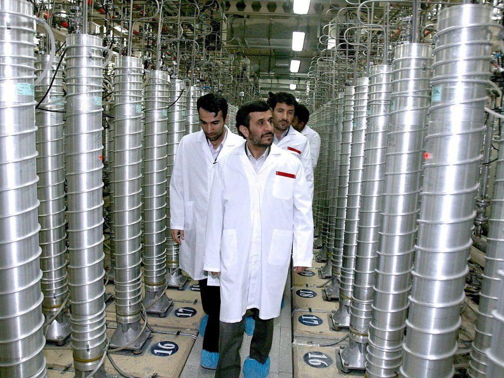 Präsident Mahmoud Ahmadinejad besichtigt ein iranisches Kernkraftwerk.