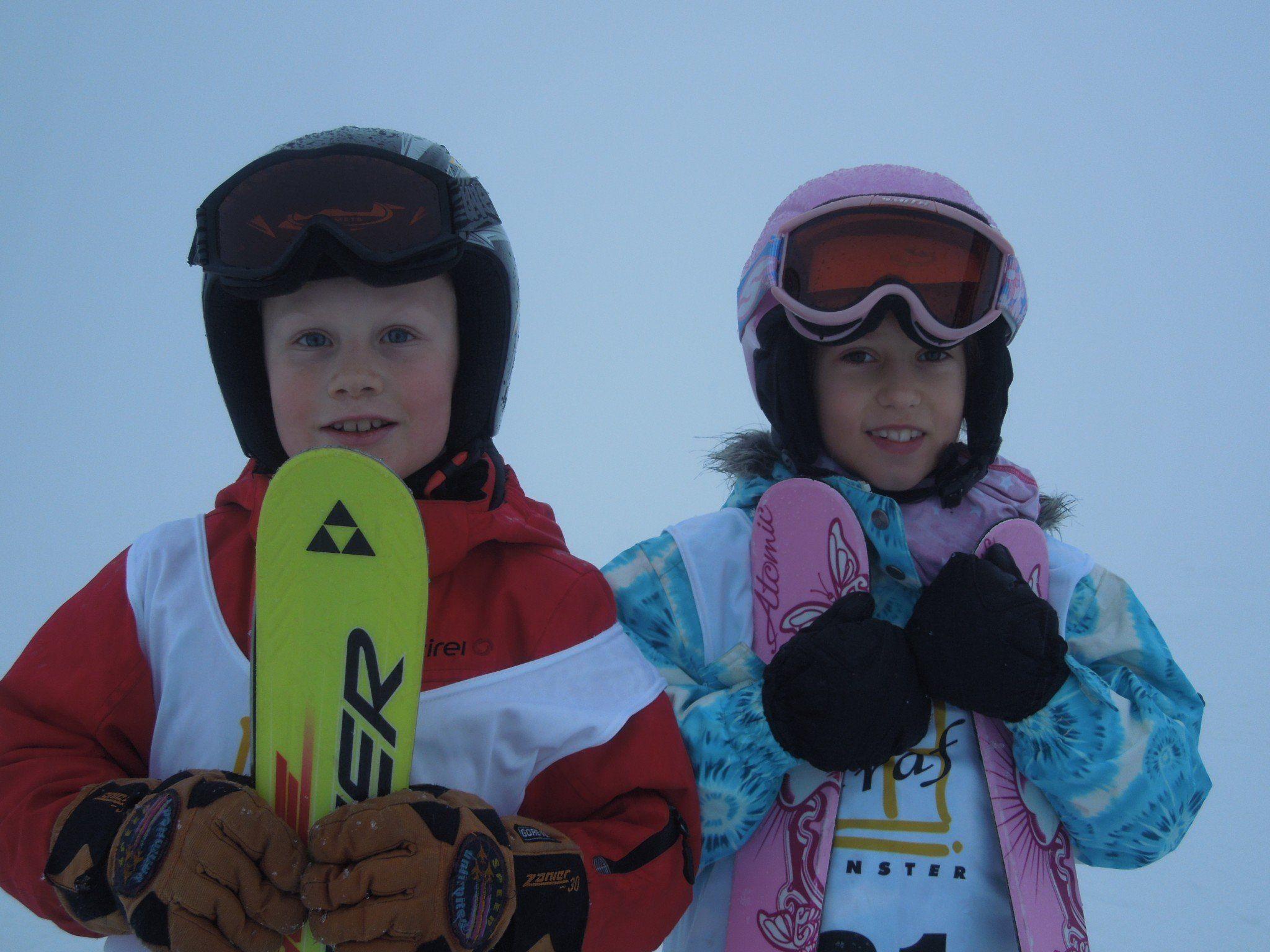 Simon und Emilia gehörten zu den Teilnehmern des diesjährigen Guglhupfspringens und zeigten echtes Skisprungtalent.