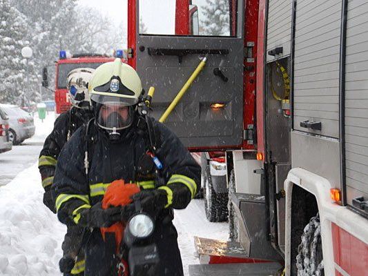 Die Feuerwehr rückte zu einem Kellerbrand in Ternitz aus Die Feuerwehr rückte zu einem Kellerbrand in Ternitz aus