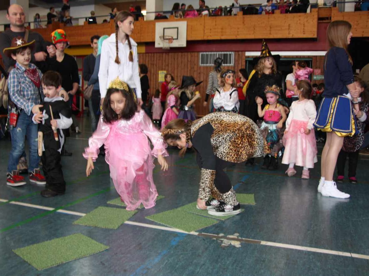 Neben Showdance, Zauberei und schrägen Tönen waren immer wieder Spile - wie etwa das Teppich Hüpfen - angesagt. Neben Showdance, Zauberei und schrägen Tönen waren immer wieder Spile - wie etwa das Teppich Hüpfen - angesagt.