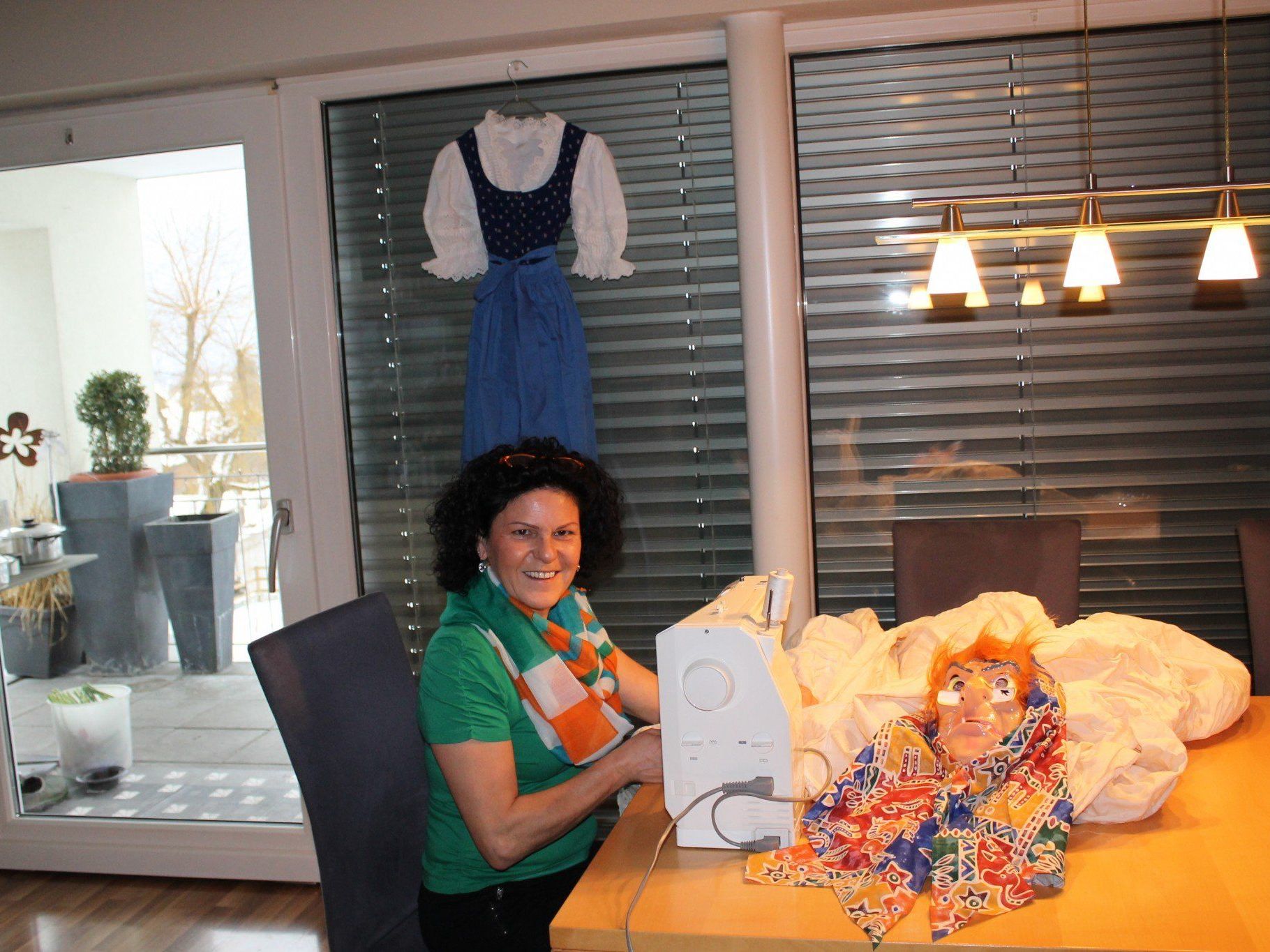 Seit neun Jahren näht Lisi die Funkenhexe Seit neun Jahren näht Lisi die Funkenhexe