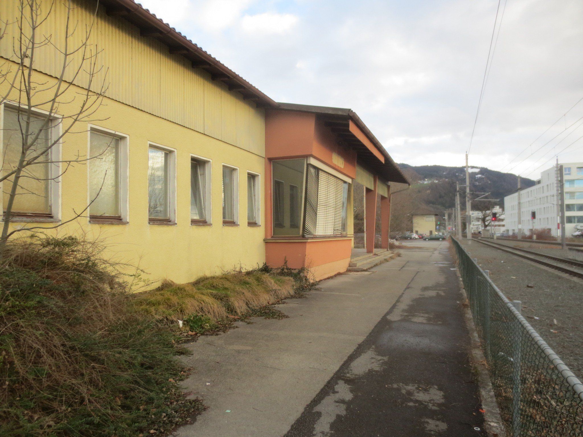 Das alte Bahnhofsgebäude wird abgerissen und macht so Platz für den geplanten Neubau. Das alte Bahnhofsgebäude wird abgerissen und macht so Platz für den geplanten Neubau.