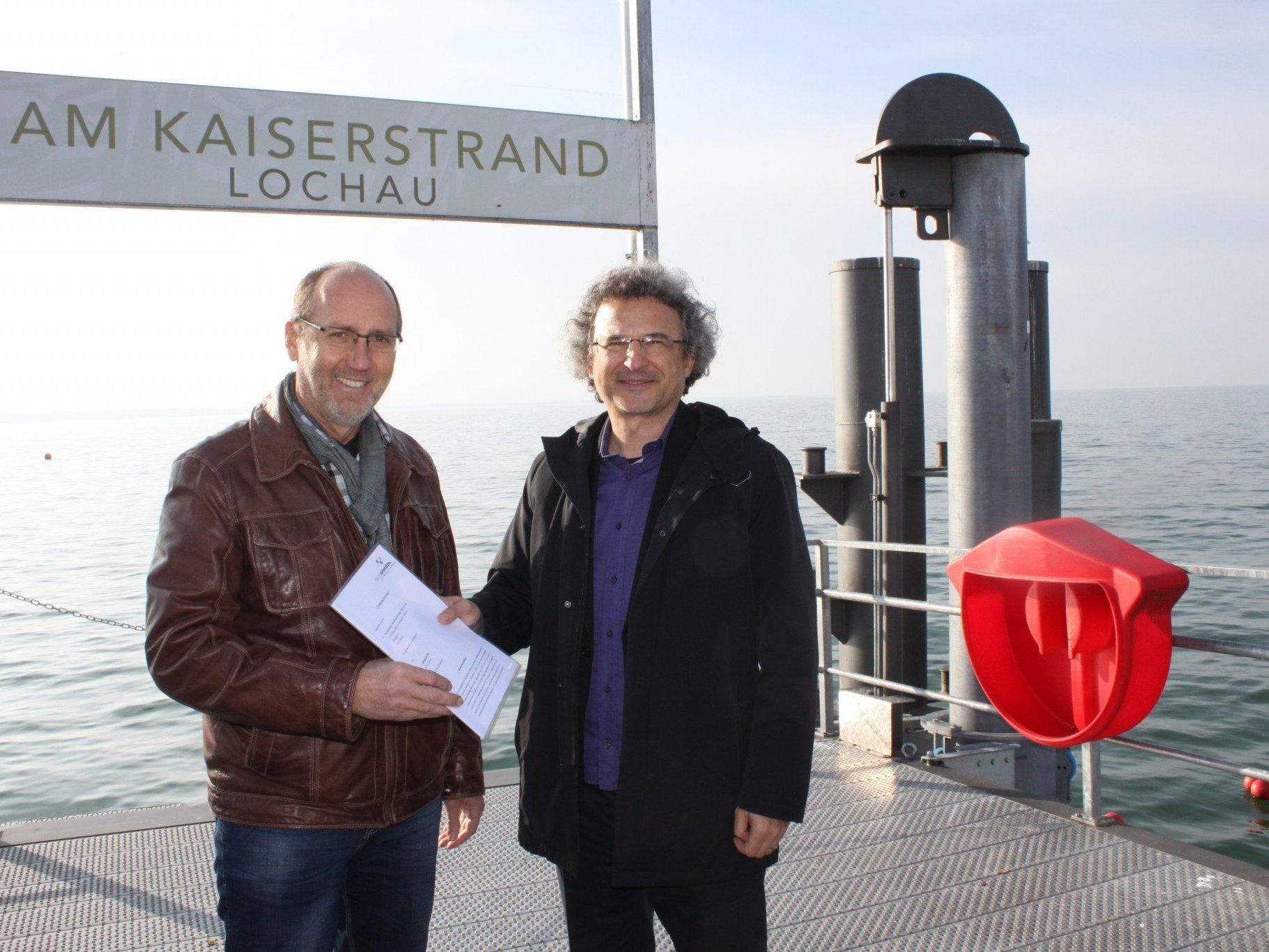 Projektart-Geschäftsführer Roland Pircher übergab Bürgermeister Xaver Sinz kürzlich vor Ort den Schenkungsvertrag für den neuen Landungssteg. Projektart-Geschäftsführer Roland Pircher übergab Bürgermeister Xaver Sinz kürzlich vor Ort den Schenkungsvertrag für den neuen Landungssteg.