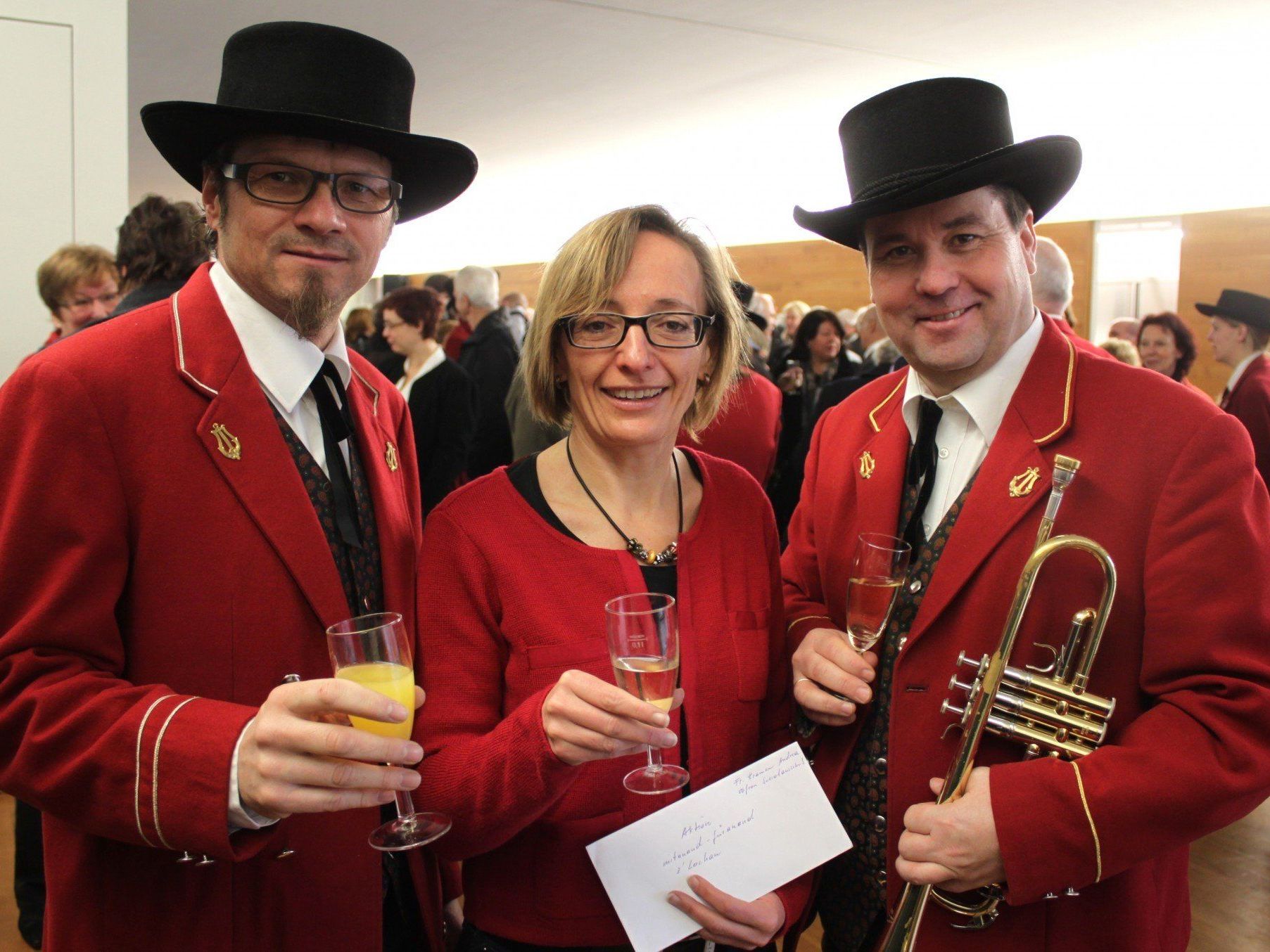 Spendenübergabe für die Aktion „Mitanand – Füranand z´Lochau“: Helmut Immler, Andrea Kramer und Achim Langegg. Spendenübergabe für die Aktion „Mitanand – Füranand z´Lochau“: Helmut Immler, Andrea Kramer und Achim Langegg.