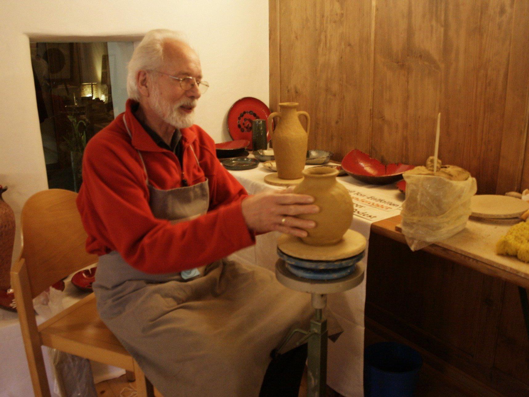 VHS-Obmann Werner Sonderegger zeigt die Aufbautechnik in der Keramik.